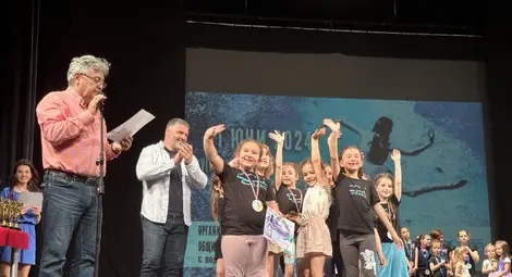 Близо 750 деца показаха изящни танци на Международния фестивал „Танцуваща река“ в Русе Близо 750 деца показаха изящни танци на Международния фестивал „Танцуваща река“ в Русе