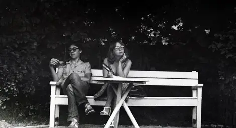 Владо с майка си Анита Коларова в градината на Гьоте във Ваймар през 1983 година.