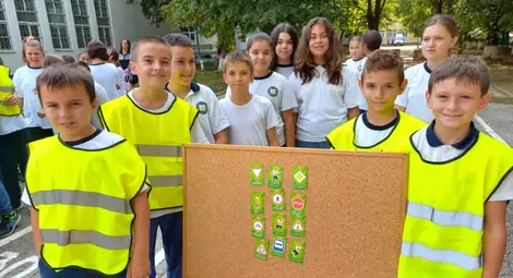 Спазвам правилата за безопасно движение - състезание по безопасност на движението в училище "Възраждане" в Русе Спазвам правилата за безопасно движение - състезание по безопасност на движението в училище "Възраждане" в Русе