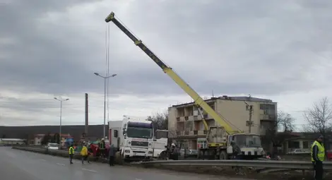 ТИР със селскостопанска техника събори мантинела в Бяла