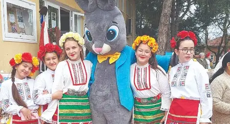Голям великденски заек стана звезда на пъстър празник в Щръклево