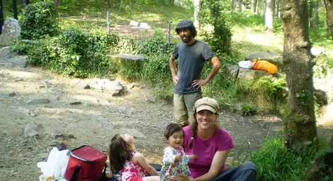 Семейството от Канада с двете бебета почива по време на един от преходите си.