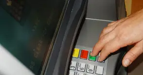 Крадец на кредитна карта четири пъти опитал да я източи