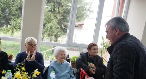 Пенсионерски клуб "Мъдрост" влезев ремонтирания си клуб на Първа пролет (фотогалерия)
