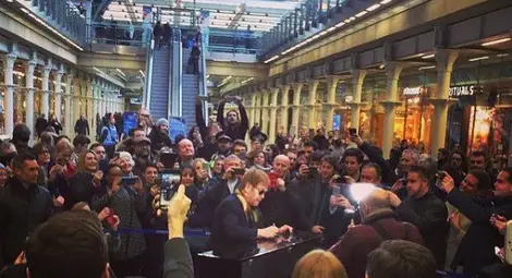 Елтън Джон зарадва лондончани с концерт в жп-гара