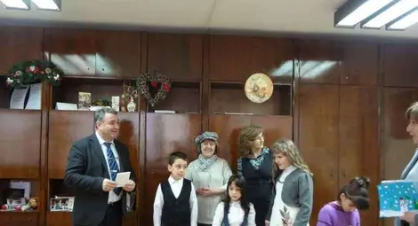 Коледарчета от Ресурсния център поздравиха кмета Стоилов и зам.областния Маринов /галерия/