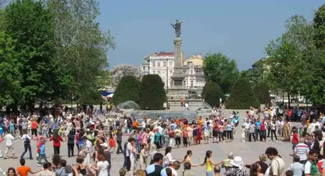 Русе празнува с Великденско хоро и живо агне