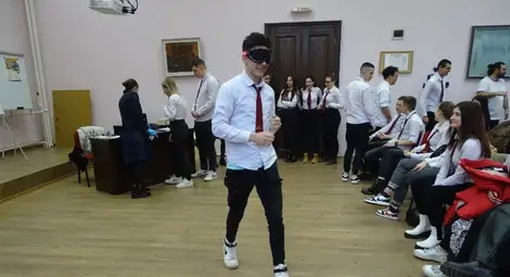 Специални очила показаха на абитуриенти как влияят дрогата и алкохолът зад волана