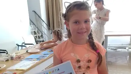 Малки творци майсториха бижута с мидени черупки