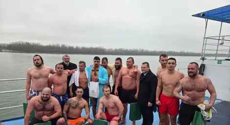 Рекордьорът на Гинес Теодор Цветков отново извади кръста&nbsp;на Богоявление в Русе