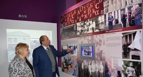 Ректорът на университета проф.Велизара Пенчева показа на Нидал Хамда музея на висшето училище.                     Снимка: РУ