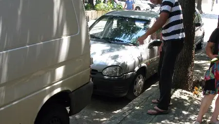 На мястото, където е пребит 54-годишен клошар, имаше голямо петно кръв.                                  Снимка: Красимир СТОЯНОВ