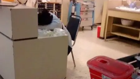 Блогър снима заспала лекарка и я оплю, отговорът бе съкрушаващ (СНИМКИ)