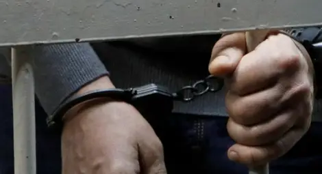 Войнствен хулиган зад волана трошил с палка в движение чужда кола Войнствен хулиган зад волана трошил с палка в движение чужда кола