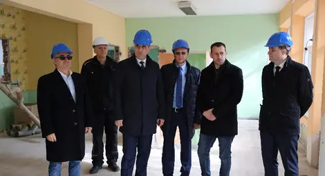 Зам.-кметът по строителството Димитър Наков показа на Цветан Цветанов и русенския депутат Пламен Нунев докъде е стигнал ремонтът в детска градина &bdquo;Пинокио&ldquo;. 	           Снимка: ГЕРБ