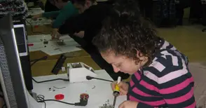 Работилница за приложна електроника надгражда знания на студенти и ученици