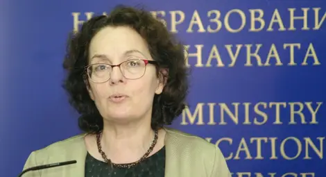 Коларова: Учебната година няма да закъснее