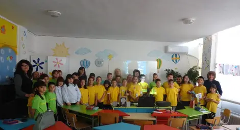 Ученици от &bdquo;Възраждане&ldquo; представиха коледна трапеза пред връстници в Каварна