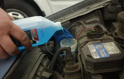 Европа забранява метанола в течността за чистачки, нас ни тровят