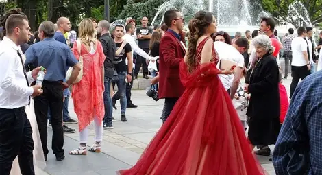 Онлайн конкурс избира  най-стилните абитуриенти