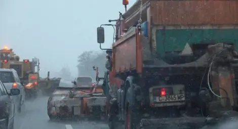 238 снегорина по пътищата, сняг заваля в почти цяла Западна България