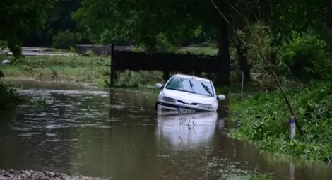 Водолазен инструктор извади като по чудо трима с дете от потопена кола