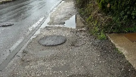 Сигнал: След два ремонта настилката на &bdquo;Басарбовски&ldquo; 13 остава в лошо състояние