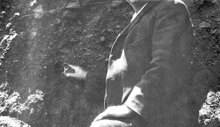 Фред Уелс показва къде е открит диаманта.