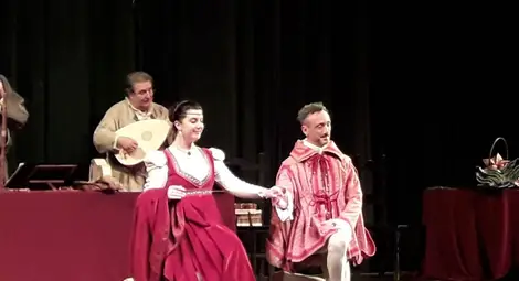 Старинни инструменти и танци превърнаха Доходното в италианско палацо от 15 век