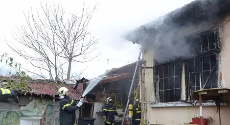 Късо съединение изпепели къща срещу Пантеона