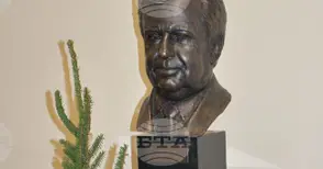 Бюст-паметник на академик Благовест Сендов в Института по математика и информатика на БАН