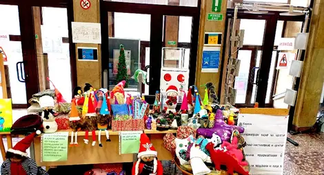 Подслонени от &bdquo;Добрия самарянин&ldquo; хора откриха Коледен щанд в библиотеката