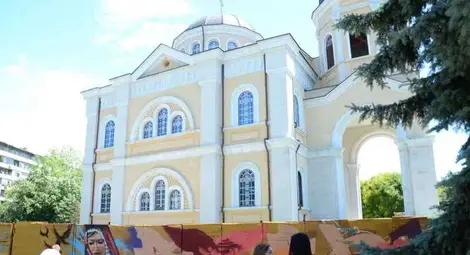 Графити художници нарисуваха със спрей цветовете на вярата