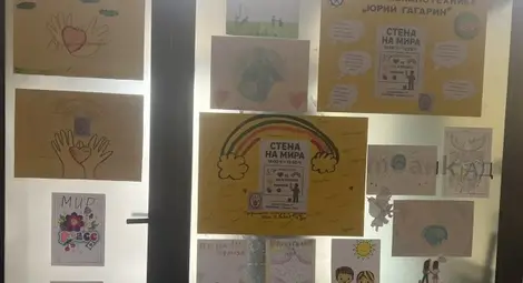 Ученици от Русе се обединиха срещу агресията в инициативата &bdquo;Стена на мира&ldquo;