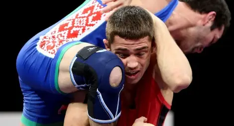 Борците на „Юнак“ номер 1 при жените и мъжете на държавното Борците на „Юнак“ номер 1 при жените и мъжете на държавното