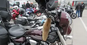 Рицарите с железни коне. И случайниците, които всяка нощ демонстрират, че са недосегаеми