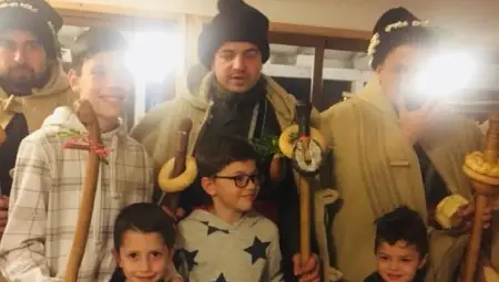 Коледарите в Иваново даряват 1200 лева за лечението на малкия Божидар