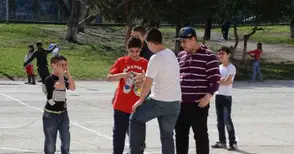 Деца от Ирак, Сирия и Афганистан играят футбол с връстници в Европейското училище