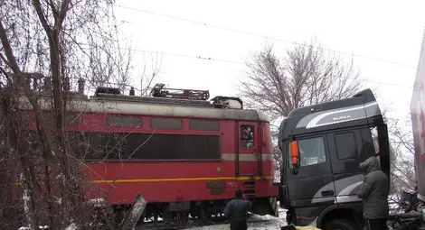 Гръцки тир спря на метър от жп линията край пътя Русе-Бяла