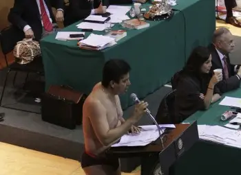 Изумително: Депутат се съблече в парламента с думите "Дотам стига грабежът на Мексико!" /видео/