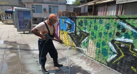 Машината чисти графити с вода и пясък под високо налягане.  Снимка: РусеМедиа