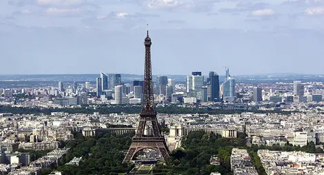 Изтребител предизвика паника в Париж