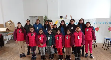 Деца от Ценовско получиха нови зимни якета и обувки