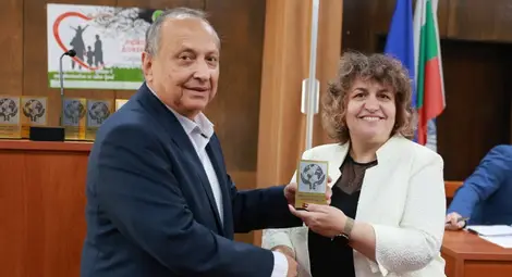 Кметът Пенчо Милков бе отличен за подкрепата си към инициативата „НЕзависими от зависимости“ Кметът Пенчо Милков бе отличен за подкрепата си към инициативата „НЕзависими от зависимости“