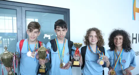 Учениците от СМГ се завърнаха от Хонконг като шампиони по математика Учениците от СМГ се завърнаха от Хонконг като шампиони по математика
