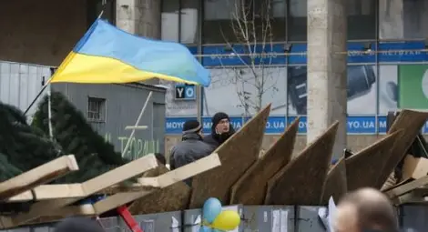 Хиляди обграждат парламента в Киев Хиляди обграждат парламента в Киев