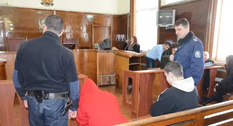 Николай /с червеното яке/ и Деян седнаха един до друг в съдебната зала.  Снимка: Красимир СТОЯНОВ