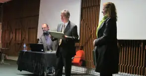 Ценна книга за Дунав мост донесе 400 лева на „Математика на бъдещето“