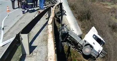 Спасиха шофьора на цистерната, висящ от 128 метра