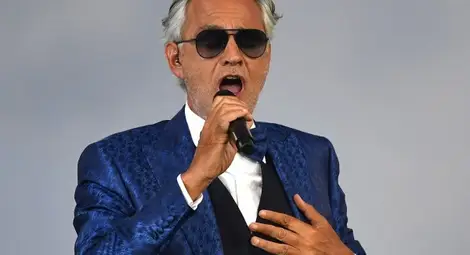 Русенски хористи пеят заедно  с Андреа Бочели в арабски оазис